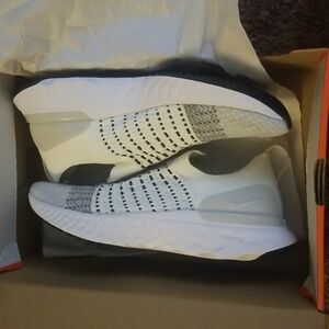 Nike React Phantom Run FlyKnit 2 10.5 Male Sail/Black-White-Light Bone